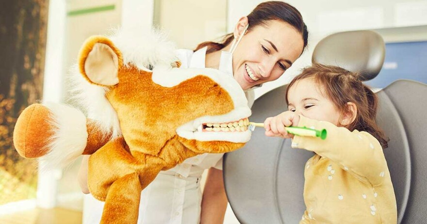 Unser Kinderzahnarzt-Team nahe Rottweil erklärt kindgerecht, wie richtige Mundhygiene funktioniert.